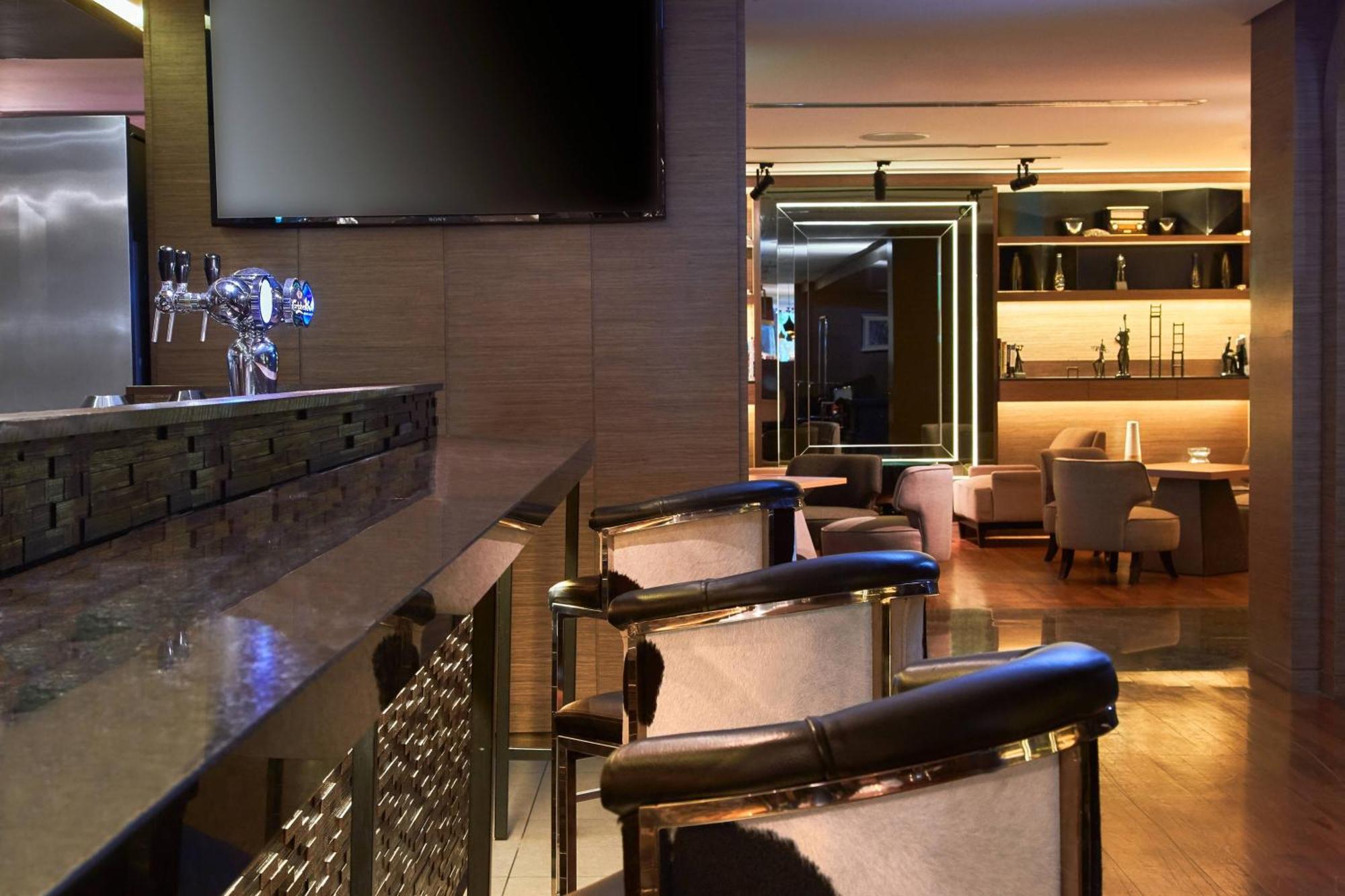 Renaissance Johor Bahru Hotel Exterior photo The bar at the lounge