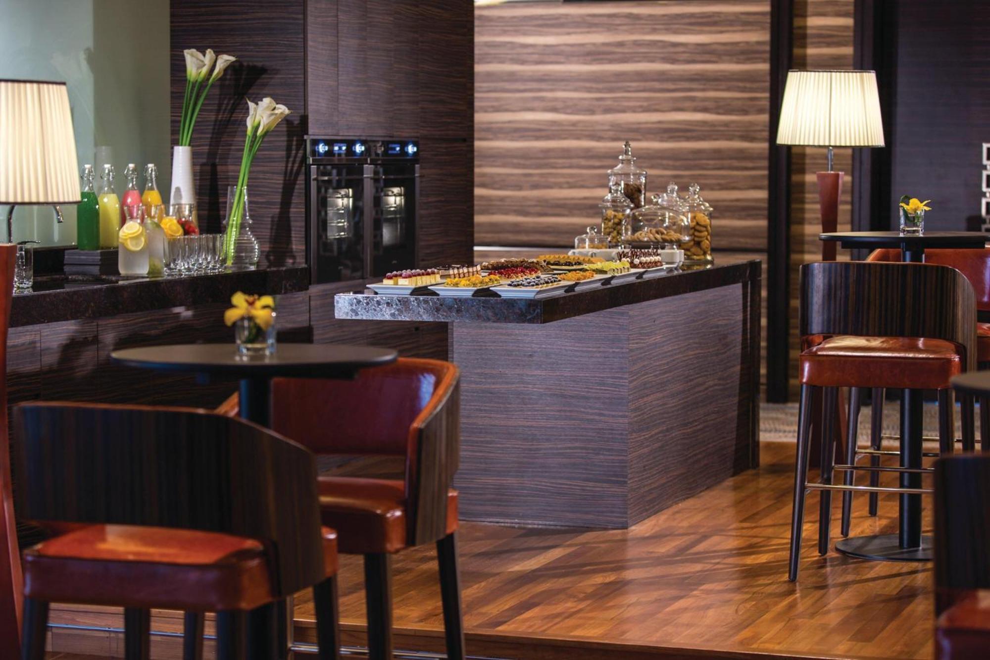 Renaissance Johor Bahru Hotel Exterior photo The Club lounge at Hong Kong International Airport