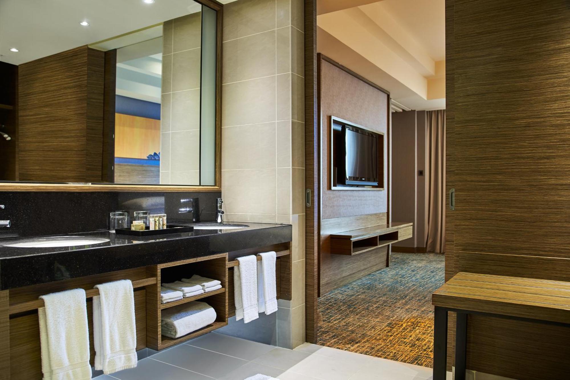 Renaissance Johor Bahru Hotel Exterior photo A bathroom at the hotel