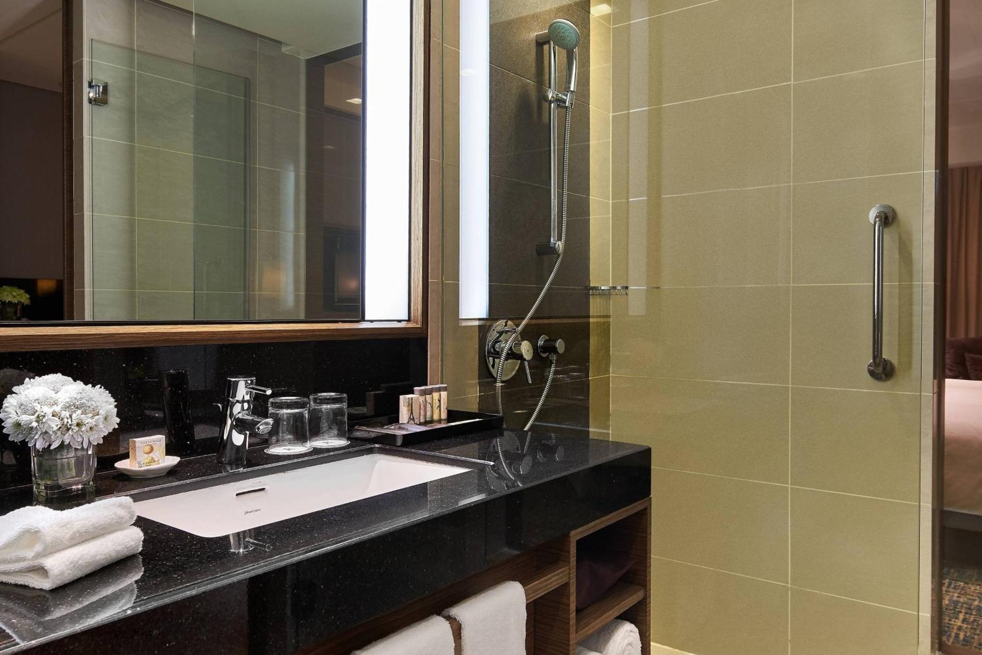 Renaissance Johor Bahru Hotel Exterior photo Bathroom